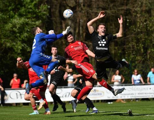 Sport Themen der Woche KW14 Sport Bilder des Tages 08.03.2024 - Fussball Amateurfussball - Saison 2023 2024 - Bayernliga - 31. Spieltag: TSV Kornburg - SpVgg Bayern Hof - OGo -xogox Lukas Kycek (22, SpVgg Bayern Hof) Tim Olschewski (8, TSV Kornburg) Nico Schmidt (6, SpVgg Bayern Hof) *** 08 03 2024 Football amateur football season 2023 2024 Bayernliga 31 matchday TSV Kornburg SpVgg Bayern Hof OGo xogox Lukas Kycek 22, SpVgg Bayern Hof Tim Olschewski 8, TSV Kornburg Nico Schmidt 6, SpVgg Bayern Hof