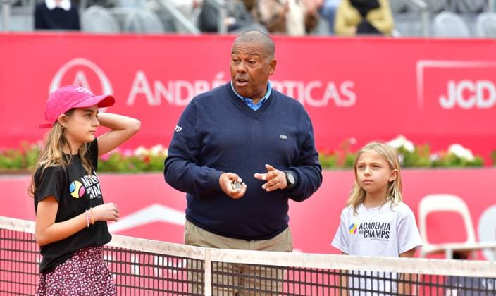 Schiedsrichter Carlos Bernardes (Brasilien) beim Semifinale der Estoril Open Estoril Open, Portugal, 6. April 2024 - Schiedsrichter Carlos Bernardes (Brasilien) mit zwei portugiesischen Tennistalenten vor dem Matchbeginn des Halbfinalspiels bei den Estoril Open in Portugal zwischen Hubert Hurkacz (Polen) und Cristian Garin (Chile, beide nicht im Bild) Estoril Estoril Tennis Club Lisbon Portugal