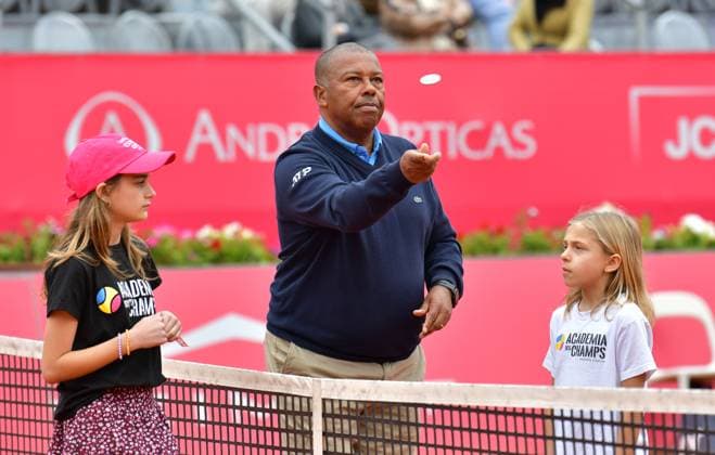 Schiedsrichter Carlos Bernardes (Brasilien) beim Semifinale der Estoril Open Estoril Open, Portugal, 6. April 2024 - Schiedsrichter Carlos Bernardes (Brasilien) mit zwei portugiesischen Tennistalenten vor dem Matchbeginn des Halbfinalspiels bei den Estoril Open in Portugal zwischen Hubert Hurkacz (Polen) und Cristian Garin (Chile, beide nicht im Bild) Estoril Estoril Tennis Club Lisbon Portugal