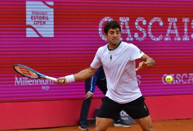 Cristian Garin (Chile) im Semifinale der Estoril Open Estoril Open, Portugal, 6. April 2024 - Cristian Garin (Chile) im Semifinale der Estoril Open in Portugal gegen den Polen Hubert Hukarcz (nicht im Bild) Estoril Estoril Tennis Club Lisbon Portugal
