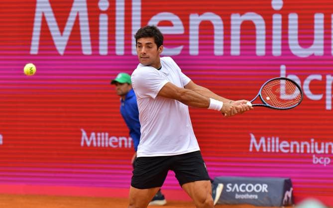 Cristian Garin (Chile) im Semifinale der Estoril Open Estoril Open, Portugal, 6. April 2024 - Cristian Garin (Chile) im Semifinale der Estoril Open in Portugal gegen den Polen Hubert Hukarcz (nicht im Bild) Estoril Estoril Tennis Club Lisbon Portugal