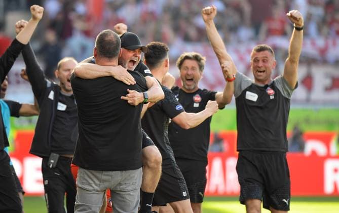 Bilder des Jahres 2024, Sport 04 April Sport Themen der Woche KW14 Sport Bilder des Tages 06.04.2024, xemx, Fussball 1.Bundesliga, 1.FC Heidenheim - Bayern München emspor, v.l. Mannschaft, Spieler, jubeln nach Spielende, celebrate at the end of the match (DFL DFB REGULATIONS PROHIBIT ANY USE OF PHOTOGRAPHS as IMAGE SEQUENCES and or QUASI-VIDEO) Heidenheim *** 06 04 2024, xemx, Fußball 1 Bundesliga, 1 FC Heidenheim Bayern München emspor, v l Mannschaft, Spieler, jubeln nach Spielende, celebrate at the end of the match DFL DFB REGULATIONS PROHIBIT ANY USE OF PHOTOGRAPHS as IMAGE SEQUENCES and or QUASI VIDEO Heidenheim