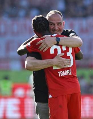 Sport Themen der Woche KW14 Sport Bilder des Tages nach Spielende: Schlussjubel, Freude, Glueck, Jubel Trainer Coach Frank Schmidt 1. FC Heidenheim 1846 FCH Omar Traore 1. FC Heidenheim 1846 FCH (23) 1. FC Heidenheim 1846 FCH vs FC Bayern Muenchen FCB 06.04.2024 DFL REGULATIONS PROHIBIT ANY USE OF PHOTOGRAPHS AS IMAGE SEQUENCES AND OR QUASI-VIDEO 1. FC Heidenheim 1846 FCH vs FC Bayern Muenchen FCB *** after the end of the match final cheers, joy, happiness, jubilation Coach Frank Schmidt 1 FC Heidenheim 1846 FCH Omar Traore 1 FC Heidenheim 1846 FCH 23 1 FC Heidenheim 1846 FCH vs FC Bayern Muenchen FCB 06 04 2024 DFL REGULATIONS PROHIBIT ANY USE OF PHOTOGRAPHS AS IMAGE SEQUENCES AND OR QUASI VIDEO 1 FC Heidenheim 1846 FCH vs FC Bayern Muenchen FCB