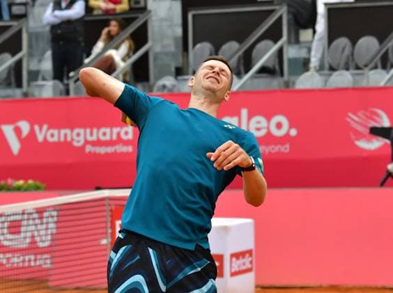 Hubert Hurkacz (Polen) erreicht bei den Estoril Open in Portugal das Finale Estoril Open, Portugal, 6. April 2024 - Hubert Hurkacz (Polen) erreicht bei den Estoril Open in Portugal erstmals das Finale eines internationalen Sandplatzturniers durch einen 6:3, 3:6 und 6:3-Erfolg über den Chilenen Cristian Garin. Estoril Estoril Tennis Club Lisbon Portugal