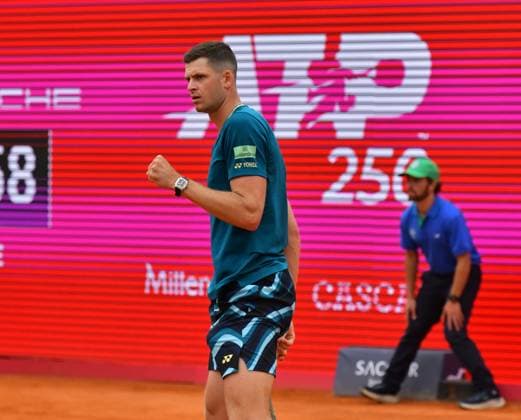 Hubert Hurkacz (Polen) erreicht bei den Estoril Open in Portugal das Finale Estoril Open, Portugal, 6. April 2024 - Hubert Hurkacz (Polen) erreicht bei den Estoril Open in Portugal erstmals das Finale eines internationalen Sandplatzturniers durch einen 6:3, 3:6 und 6:3-Erfolg über den Chilenen Cristian Garin. Estoril Estoril Tennis Club Lisbon Portugal