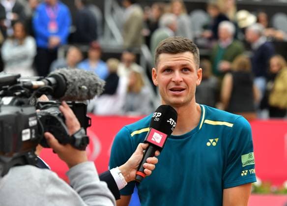 Hubert Hurkacz (Polen) erreicht bei den Estoril Open in Portugal das Finale Estoril Open, Portugal, 6. April 2024 - Hubert Hurkacz (Polen) erreicht bei den Estoril Open in Portugal erstmals das Finale eines internationalen Sandplatzturniers durch einen 6:3, 3:6 und 6:3-Erfolg über den Chilenen Cristian Garin. Estoril Estoril Tennis Club Lisbon Portugal
