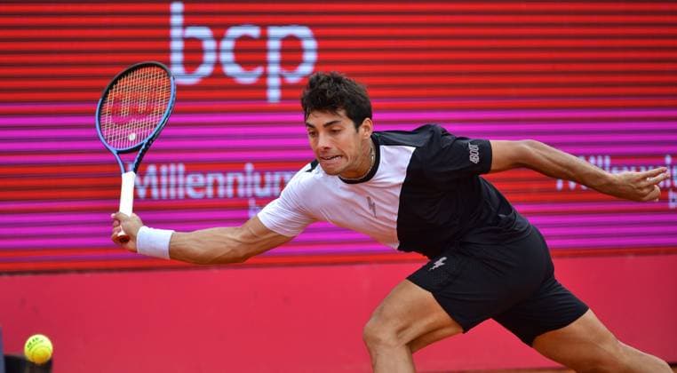Cristian Garin (Chile) unterliegt bei den Estoril Open in Portugal im Halbfinale Estoril Open, Portugal, 6. April 2024 - Cristian Garin (Chile) unterliegt bei den Estoril Open in Portugal im Halbfinale in drei Sätzen dem Polen Hubert Hurkacz (nicht im Bild) Estoril Estoril Tennis Club Lisbon Portugal