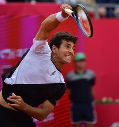 Cristian Garin (Chile) unterliegt bei den Estoril Open in Portugal im Halbfinale Estoril Open, Portugal, 6. April 2024 - Cristian Garin (Chile) unterliegt bei den Estoril Open in Portugal im Halbfinale in drei Sätzen dem Polen Hubert Hurkacz (nicht im Bild) Estoril Estoril Tennis Club Lisbon Portugal