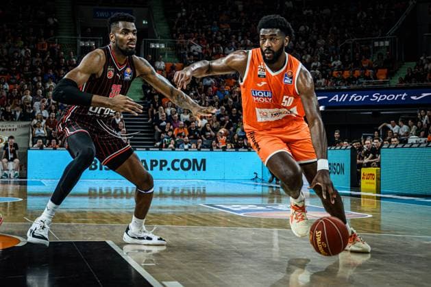 Bilder des Jahres 2024, Sport 04 April Sport Themen der Woche KW14 Sport Bilder des Tages 06.04.2024, ratiopharm Arena, Germany, Neu Ulm, ratiopharm ulm vs Bamberg Baskets - Basketball Bundesliga, Ejiofor Onu (Bamberg Baskets) und Trevion Williams (ratiopharm ulm) im Zweikampf (Foto H. Langer) ratiopharm Arena Neu Ulm Germany *** 06 04 2024, ratiopharm Arena, Germany, Neu Ulm, ratiopharm ulm vs Bamberg Baskets Basketball Bundesliga, Ejiofor Onu Bamberg Baskets and Trevion Williams ratiopharm ulm in duel Photo H Langer ratiopharm Arena Neu Ulm Germany 541_ULMBAM20240406_027 Langer-541