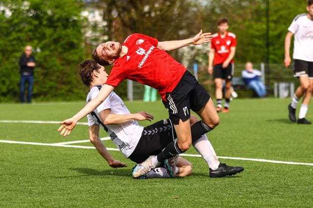 Sport Themen der Woche KW14 Sport Bilder des Tages Fußball I Herren I Saison 2023 2024 I Landesliga Holstein I 24. Spieltag I Kaltenkirchner TS - TSV Pansdorf I 06.04.24 Ben Boebs (5, TSV Pansdorf) Finn Rerop (17, Kaltenkirchener TS) *** Soccer I Men I Season 2023 2024 I Landesliga Holstein I 24 Matchday I Kaltenkirchner TSV TSV Pansdorf I 06 04 24 Ben Boebs 5, TSV Pansdorf Finn Rerop 17, Kaltenkirchener TS Copyright: xLobeca RHx