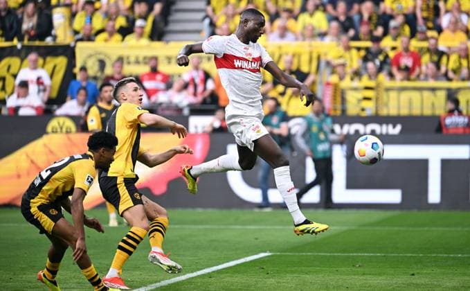 Bilder des Jahres 2024, Sport 04 April Sport Themen der Woche KW14 Sport Bilder des Tages Fussball, Bundesliga, Deutschland, Herren, Saison 2023 2024, 28. Spieltag, Signal Iduna Park Dortmund: Bor. Dortmund - VfB Stuttgart; Serhou Guirassy (STG), Nico Schlotterbeck (BVB). Aktion DFB DFL REGULATIONS PROHIBIT ANY USE OF PHOTOGRAPHS AS IMAGE SEQUENCES AND OR QUASI-VIDEO *** Football, Bundesliga, Germany, Men, Season 2023 2024, 28 Matchday, Signal Iduna Park Dortmund Bor Dortmund VfB Stuttgart Serhou Guirassy STG , Nico Schlotterbeck BVB Action DFB DFL REGULATIONS PROHIBIT ANY USE OF PHOTOGRAPHS AS IMAGE SEQUENCES AND OR QUASI VIDEO