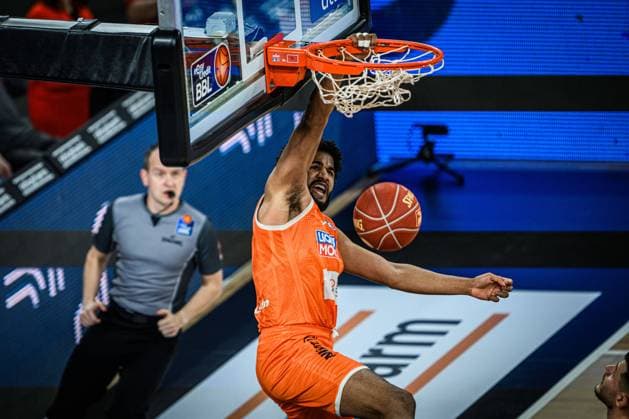Sport Bilder des Tages 06.04.2024, ratiopharm Arena, Germany, Neu Ulm, ratiopharm ulm vs Bamberg Baskets - Basketball Bundesliga, L.J. Figueroa (ratiopharm ulm) in Aktion, am Ball, Einzelaktion (Foto H. Langer) ratiopharm Arena Neu Ulm Germany