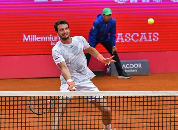 Pedro Martinez (Spanien) in seinem Halbfinale bei den Estoril Open in Portugal Estoril Open, Portugal, 6. April 2024 - Pedro Martinez (Spanien) in seinem Halbfinale bei den Estoril Open in Portugal gegen den Norweger Casper Ruud (nicht im Bild) Estoril Estoril Tennis Club Lisbon Portugal