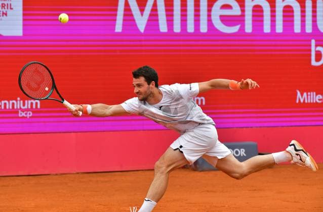 Pedro Martinez (Spanien) in seinem Halbfinale bei den Estoril Open in Portugal Estoril Open, Portugal, 6. April 2024 - Pedro Martinez (Spanien) in seinem Halbfinale bei den Estoril Open in Portugal gegen den Norweger Casper Ruud (nicht im Bild) Estoril Estoril Tennis Club Lisbon Portugal