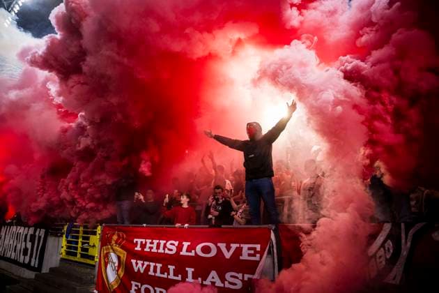 Bilder des Jahres 2024, Sport 04 April Sport Themen der Woche KW14 Sport Bilder des Tages Royal Antwerp FC v KRC Genk - Jupiler Pro League Champions Play-Off ANTWERPEN, BELGIUM - APRIL 06 : Fans of Antwerp pictured with smoe and Pyro during the Jupiler Pro League Champions Play-Off match between Royal Antwerp FC and KRC Genk at the Bosuilstadion on April 6, 2024 in Antwerpen, Belgium, 06 04 2024 Antwerpen Belgium  Copyright: xGvgx