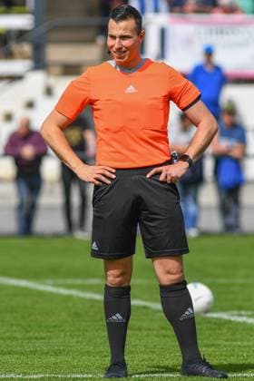 Francisco Lahora (Schiedsrichter), Freisteller, Ganzkörper, Einzelbild, Aktion, Action, 06.04.2024, Düren (Deutschland), Fussball, Regionalliga West, 1. FC Düren - FC Gütersloh