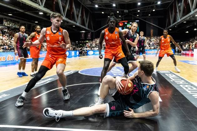 Sport Themen der Woche KW14 Sport Bilder des Tages easyCredit Basketball Bundesliga, BBL, Saison 2023 2024, Herren. 06.04.2024, Niners Chemnitz - Telekom Baskets Bonn, Florian Koch (Telekom Baskets Bonn, No12) am Boden Copyright. Alexander Trienitz. *** easyCredit Basketball Bundesliga, BBL, Season 2023 2024, Men 06 04 2024, Niners Chemnitz Telekom Baskets Bonn, Florian Koch Telekom Baskets Bonn, No12 on the floor Copyright Alexander Trienitz