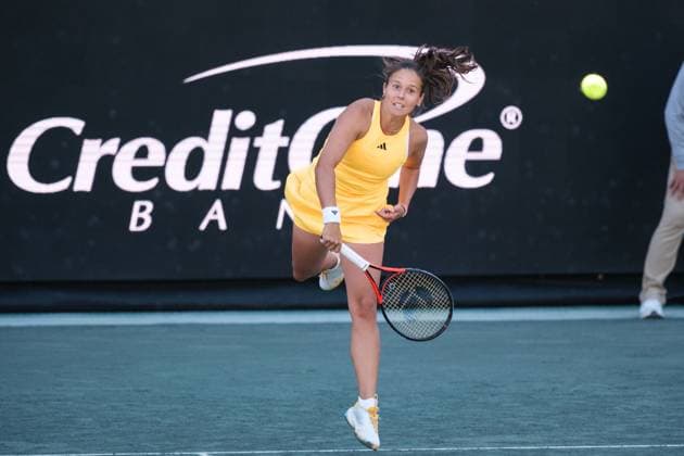 April 6, 2024, Charleston, South Carolina, USA: (4) DARIA KASATKINA serves the ball to (1) JESSICA PEGULA of the USA during the semi finals of the Credit One Charleston Open Charleston USA - ZUMAv134 20240406_zsp_v134_003 Copyright: xMaxwellxVittoriox