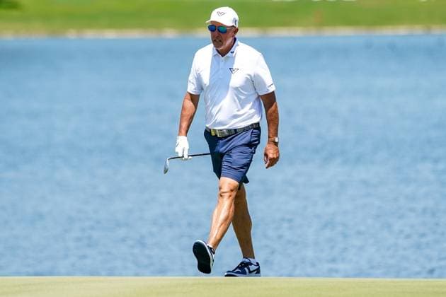April 6, 2024, Doral, Florida, USA: Phil Mickelson of the HyFlyers approaches the 16th green during the second round of LIV Golf Miami at Trump National Doral. Doral USA - ZUMAw109 20240406_fap_w109_016 Copyright: xDebbyxWongx