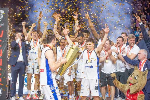 Sport Themen der Woche KW14 April 6, 2024, Fribourg, Fribourg, Switzerland: Fribourg Switzerland, 04 06 2024: The Fribourg Olympic Celebrates his victory during awards ceremony during Patrick Baumann Swiss Cup. Patrick Baumann Swiss Cup took place at Saint-Leonard hall in Fribourg. Fribourg Olympic wins 57-48. Fribourg Switzerland - ZUMAd206 20240406_zip_d206_043 Copyright: xEricxDubostx