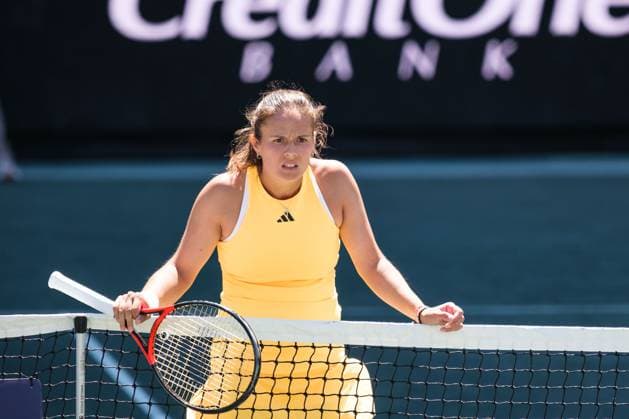 April 6, 2024, Charleston, South Carolina, USA: (4) DARIA KASATKINA stands at the net as the referee shows where the ball landed during her semi finals match against (1) JESSICA PEGULA of the USA eventually winning in overtime Charleston USA - ZUMAv134 20240406_zsp_v134_011 Copyright: xMaxwellxVittoriox