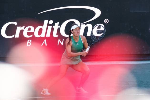 April 6, 2024, Charleston, South Carolina, USA: (1) JESSICA PEGULA of the USA stands ready to return the ball during her match against (4) DARIA KASATKINA during the semi finals of the Credit One Charleston Open Charleston USA - ZUMAv134 20240406_zsp_v134_022 Copyright: xMaxwellxVittoriox