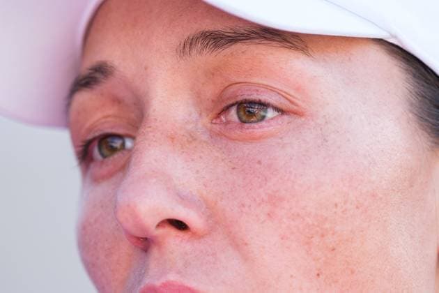 April 6, 2024, Charleston, South Carolina, USA: (1) JESSICA PEGULA of the USA speaks to her coach on the side of the court in-between play against (4) DARIA KASATKINA during the semi finals of the Credit One Charleston Open Charleston USA - ZUMAv134 20240406_zsp_v134_032 Copyright: xMaxwellxVittoriox