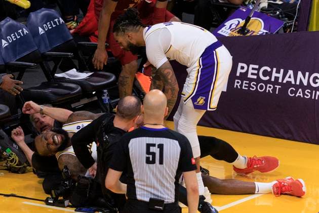 Sport Themen der Woche KW14 Sport Bilder des Tages April 6, 2024, Los Angeles, California, USA: LeBron James 23 of the Los Angeles Lakers grimaces as hea falls down on a camera man after blocking a shot during their NBA, Basketball Herren, USA game against the Cleveland Cavaliers on Saturday April 6, 2024 at Crypto.com Arena in Los Angeles, California. JAVIER ROJAS PI Los Angeles USA - ZUMAp124 20240406_zaa_p124_036 Copyright: xJavierxRojasx