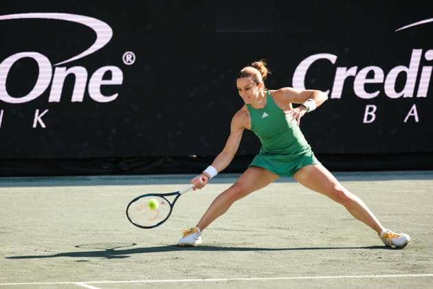 April 6, 2024, Charleston, South Carolina, USA: (3) MARIA SAKKARI of Greece hits the ball to DANIELLE COLLINS of the USA during their semi finals match at the Credit One Charleston Open Charleston USA - ZUMAv134 20240406_zsp_v134_051 Copyright: xMaxwellxVittoriox