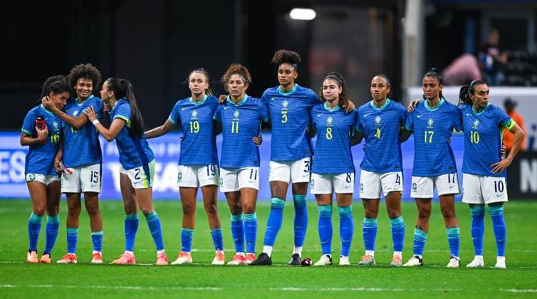 ATLANTA, GA Ã APRIL 06: The Brazil team gathers prior to the penalty kick shootout during the SheBelieves Cup match between Brazil and Canada on April 06, 2024 at Mercedes-Benz Stadium in Atlanta, GA. (Photo by Rich von Biberstein Icon Sportswire) SOCCER: APR 06 Women s SheBelieves Cup - Brazil vs Canada EDITORIAL USE ONLY Icon240405035