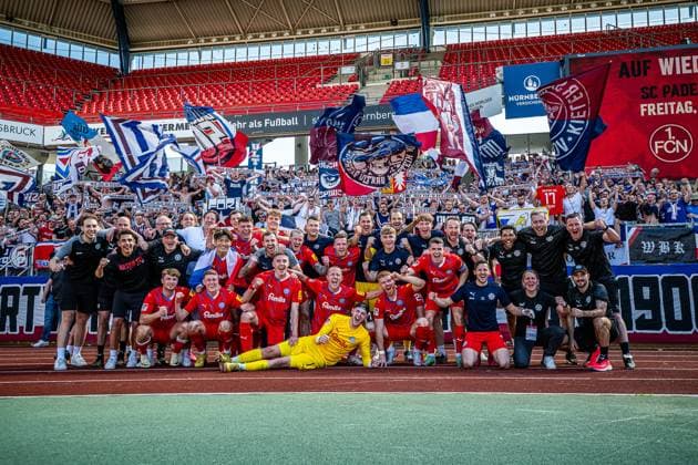 Fußball I Herren I Saison 2023-2024 I 2. Bundesliga I 28. Spieltag I 1. FC Nürnberg - Holstein Kiel I 06.04.2024 Die Mannschaft von Holstein Kiel feiert vor Ihren Fans des Auswärtssieg, Timon Weiner (1, Holstein Kiel), Mikkel Kirkeskov (2, Holstein Kiel), Marco Komenda (3, Holstein Kiel), Patrick Erras (4, Holstein Kiel), Carl Johansson (5, Holstein Kiel), Marko Ivezic (6, Holstein Kiel), Steven Skrzbski (7, Holstein Kiel), Alexander Bernhardsson (11, Holstein Kiel), Lewis Holtby (10, Holstein Kiel), Marvin Schulz (15, Holstein Kiel), Philipp Sander (16, Holstein Kiel), Timo Becker (17, Holstein Kiel), Fiete Arp (20, Holstein Kiel), Nicolai Remberg (22, Holstein Kiel), Joshua Mees (27, Holstein Kiel), Niklas Niehoff (29, Holstein Kiel), Jonas Sterner (32, Holstein Kiel), Colin Kleine-Bekel (34, Holstein Kiel), Marcel Rapp (Trainer, Holstein Kiel) Nürnberg Max-Morlock-Stadion Bayern Deutschland *** Soccer I Men I Season 2023 2024 I 2 Bundesliga I Matchday 28 I 1 FC Nürnberg Holstein Kiel I 06 04 2024 The Holstein Kiel team celebrates the away win in front of their fans, Timon Weiner 1, Holstein Kiel , Mikkel Kirkeskov 2, Holstein Kiel , Marco Komenda 3, Holstein Kiel , Patrick Erras 4, Holstein Kiel , Carl Johansson 5, Holstein Kiel , Marko Ivezic 6, Holstein Kiel , Steven Skrzbski 7, Holstein Kiel , Alexander Bernhardsson 11, Holstein Kiel , Lewis Holtby 10, Holstein Kiel , Marvin Schulz 15, Holstein Kiel , Philipp Sander 16, Holstein Kiel , Timo Becker 17, Holstein Kiel , Fiete Arp 20, Holstein Kiel , Nicolai Remberg 22, Holstein Kiel , Joshua Mees 27, Holstein Kiel , Niklas Niehoff 29, Holstein Kiel , Jonas Sterner 32, Holstein Kiel , Colin Kleine Bekel 34, Holstein Kiel , Marcel Rapp Trainer, Holstein Kiel Nuremberg Max Morlock Stadion Bayern Germany Copyright: xLobeca Krausex