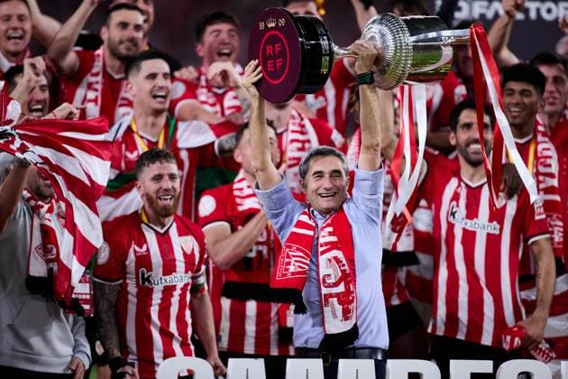 Bilder des Jahres 2024, Sport 04 April Sport Themen der Woche KW14 Sport Bilder des Tages Athletic Club v RCD Mallorca - Copa del Rey Final Ernesto Valverde, head coach of Athletic Club, lifts the Copa Del Rey trophy in celebration of victory following the Copa del Rey Final match between Athletic Club and RCD Mallorca at Estadio de La Cartuja on April 6, 2024, in Sevilla, Spain. Sevilla Estadio de La Cartuja Andalucia Spain _RL_0037 Copyright: xRicardoxLarreinax