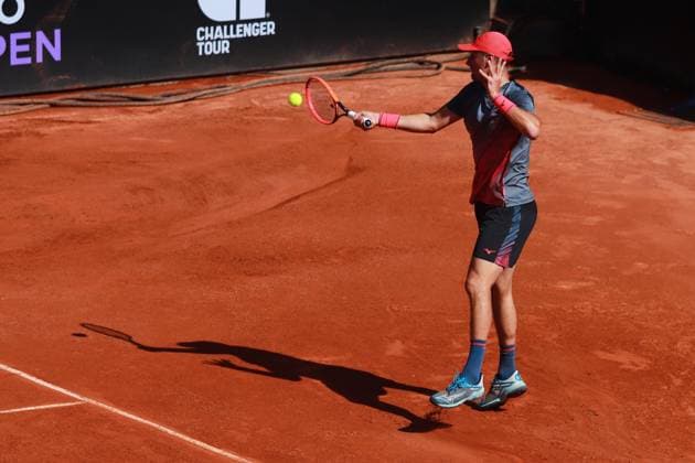 April 6, 2024, Mexico City, Ciudad de Mexico, Mexico: April 6, 2024, Mexico City, Mexico: Bernard Tomic of Australia returns a shot to Thiago Tirante of Argentina during the Semifinals match of Mexico City Open at Deportivo Chapultepec. Thiago Tirante defeated Bernard Tomic 2 sets to 0. on April 6, 2024 in Mexico City, Mexico. Mexico City Mexico - ZUMAe321 20240406_zsa_e321_005 Copyright: xCarlosxSantiago xEyepixxGroupx