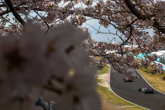 63 RUSSELL George (gbr), Mercedes AMG F1 Team W15, action and 81 PIASTRI Oscar (aus), McLaren F1 Team MCL38, action during the Formula 1 MSC Cruises Japanese Grand Prix 2024, 4th round of the 2024 Formula One World Championship, WM, Weltmeisterschaft from April 5 to 7, 2024 on the Suzuka International Racing Course, in Suzuka, Japan - F1 - JAPANESE GRAND PRIX 2024 DPPI Panoramic  F12024GP04JAP_JK327525