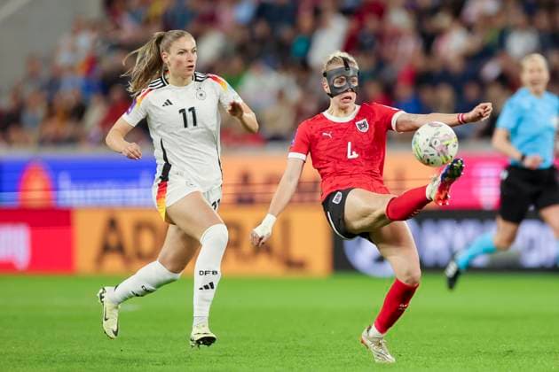 Melissa Koessler (Germany) und Celina Degen (Austria) kaempfen um den Ball, UEFA Womens European Qualifiers - Group A4, Austria vs Germany, Oberoesterreich Arena, 05.04.2024, Linz, Oesterreich.