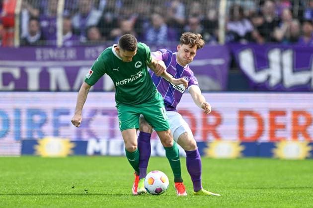 2. Bundesliga - VfL Osnabrück - SpVgg Greuther Fürth am 07.04.2024 an der Bremer Brücke in Osnabrück Branimir Hrgota (Fuerth) im Zweikampf gegen Florian Kleinhansl (Osnabrueck)