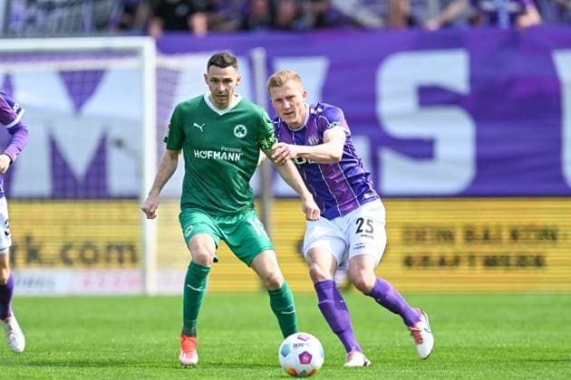 2. Bundesliga - VfL Osnabrück - SpVgg Greuther Fürth am 07.04.2024 an der Bremer Brücke in Osnabrück Branimir Hrgota (Fuerth) im Zweikampf gegen Niklas Wiemann (Osnabrueck)
