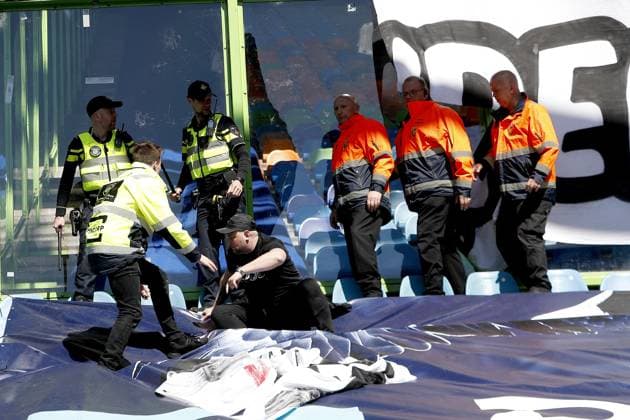 Sport Themen der Woche KW14 Sport Bilder des Tages Fußball, Vitesse Arnheim - NEC Nijmegen ARNHEM - Police intervene in the stands during the Dutch Eredivisie match between Vitesse and NEC Nijmegen in the Gelredome on April 7, 2024 in Arnhem, the Netherlands. ANP JEROEN PUTMANS Dutch Eredivisie 2023 2024 xVIxANPxSportx xxANPxIVx 495418382 originalFilename: 495418382.jpg