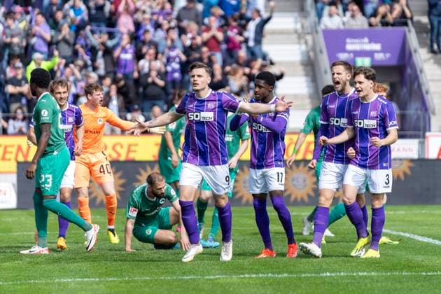 Jubel nach dem Tor zum 1:0 durch Erik Engelhardt (VfL Osnabrueck, 09) GER, VfL Osnabrueck vs. SpVgg Greuther Fuerth, Fußball, 2. Bundesliga, 28. Spieltag, Spielzeit 2023 2024, 07.04.2024 DFL REGULATIONS PROHIBIT ANY USE OF PHOTOGRAPHS AS IMAGE SEQUENCES AND OR QUASI-VIDEO VfL Osnabrueck vs. SpVgg Greuther Fuerth, Fußball, 2. Bundesliga, 28. Spieltag, Spielzeit 2023 2024, 07.04.2024 Osnabrueck