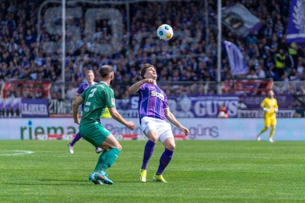 Simon Asta (SpVgg Greuther Fuerth, 02), Florian Kleinhansl (VfL Osnabrueck, 03) GER, VfL Osnabrueck vs. SpVgg Greuther Fuerth, Fußball, 2. Bundesliga, 28. Spieltag, Spielzeit 2023 2024, 07.04.2024 DFL REGULATIONS PROHIBIT ANY USE OF PHOTOGRAPHS AS IMAGE SEQUENCES AND OR QUASI-VIDEO VfL Osnabrueck vs. SpVgg Greuther Fuerth, Fußball, 2. Bundesliga, 28. Spieltag, Spielzeit 2023 2024, 07.04.2024 Osnabrueck