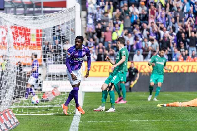 Jubel nach dem Tor zum 2:0 durch Christan Conteh (VfL Osnabrueck, 17) GER, VfL Osnabrueck vs. SpVgg Greuther Fuerth, Fußball, 2. Bundesliga, 28. Spieltag, Spielzeit 2023 2024, 07.04.2024 DFL REGULATIONS PROHIBIT ANY USE OF PHOTOGRAPHS AS IMAGE SEQUENCES AND OR QUASI-VIDEO VfL Osnabrueck vs. SpVgg Greuther Fuerth, Fußball, 2. Bundesliga, 28. Spieltag, Spielzeit 2023 2024, 07.04.2024 Osnabrueck