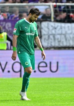 07.04.2024 - Fussball - Saison 2023 2024 - 2. Fussball - Bundesliga - 28. Spieltag: VfL Osnabrück - SpVgg Greuther Fürth ( Kleeblatt ) - Sportfoto Zink MeZi - xmexzix - DFL regulations prohibit any use of photographs as image sequences and or quasi-video - only for editorial use - Oussama Haddadi (5, SpVgg Greuther Fürth ) enttäuscht Enttäuschung