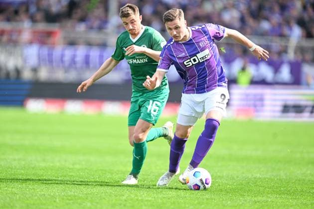 2. Bundesliga - VfL Osnabrück - SpVgg Greuther Fürth am 07.04.2024 an der Bremer Brücke in Osnabrück Lukas Petkov (Fuerth) im Zweikampf gegen Erik Engelhardt (Osnabrueck).