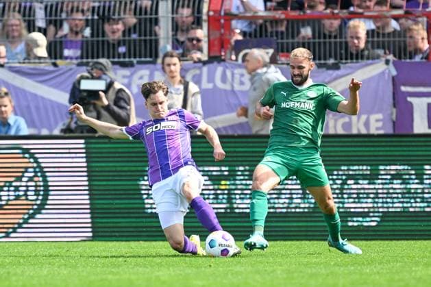 2. Bundesliga - VfL Osnabrück - SpVgg Greuther Fürth am 07.04.2024 an der Bremer Brücke in Osnabrück Florian Kleinhansl (Osnabrueck) im Zweikampf gegen Simon Asta (Fuerth)