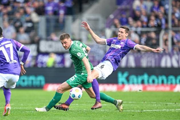 2. Bundesliga - VfL Osnabrück - SpVgg Greuther Fürth am 07.04.2024 an der Bremer Brücke in Osnabrück Lukas Petkov (Fuerth) im Zweikampf gegen Maximilian Thalhammer (Osnabrueck)