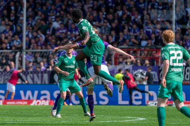 Gideon Jung (SpVgg Greuther Fuerth, 23), Niklas Wiemann (VfL Osnabrueck, 25) GER, VfL Osnabrueck vs. SpVgg Greuther Fuerth, Fußball, 2. Bundesliga, 28. Spieltag, Spielzeit 2023 2024, 07.04.2024 DFL REGULATIONS PROHIBIT ANY USE OF PHOTOGRAPHS AS IMAGE SEQUENCES AND OR QUASI-VIDEO VfL Osnabrueck vs. SpVgg Greuther Fuerth, Fußball, 2. Bundesliga, 28. Spieltag, Spielzeit 2023 2024, 07.04.2024 Osnabrueck