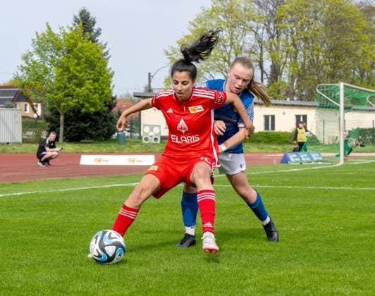 Fussball, Frauen, Regionalliga Nordost, Saison 2023 2024 (16. Spieltag), 1. FC Union Berlin - FC Carl Zeiss Jena II, v. l. Sarah Abu Sabbah (1. Frauen 1. FC Union), Leni Hof, 07.04. 2024, Copyright: xMatthiasxKochx