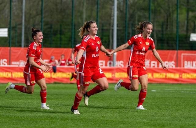 Fussball, Frauen, Regionalliga Nordost, Saison 2023 2024 (16. Spieltag), 1. FC Union Berlin - FC Carl Zeiss Jena II, v. l. Latoya Maxine Bach (1. Frauen 1. FC Union), Dina Orschmann (1. Frauen 1. FC Union), Charleen Niesler 1. Frauen 1. FC Union), Jubel nach Tor zum 2:1, 07.04. 2024, Copyright: xMatthiasxKochx
