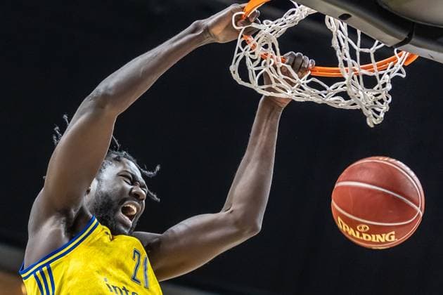 Sport Themen der Woche KW14 Sport Bilder des Tages 07.04.24, Berlin, Basketball, 1. Bundesliga, easyCredit BBL, Hauptrunde, 27.Spieltag, Uber Arena: ALBA BERLIN MHP RIESEN Ludwigsburg. ALBAs Christ Koumadje legt den Ball in den Korb. ALBA BERLIN MHP RIESEN Ludwigsburg *** 07 04 24, Berlin, Basketball, 1 Bundesliga, easyCredit BBL, Main Round, Matchday 27, Uber Arena ALBA BERLIN MHP RIESEN Ludwigsburg ALBAs Christ Koumadje puts the ball in the basket ALBA BERLIN MHP RIESEN Ludwigsburg