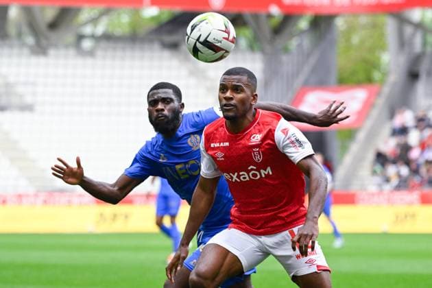 Sergio AKIEME ( 18 - Reims ) and Jeremie BOGA ( 7 - Nice ) during the Ligue 1 match between Stade de Reims and OGC Nice at Stade Auguste Delaune on April 07, 2024 in Reims, France. ( Photo by federico pestellini panoramic ) - FOOTBALL : Reims vs Nice - Ligue 1 - 07 04 2024 FedericoPestellini Panoramic 